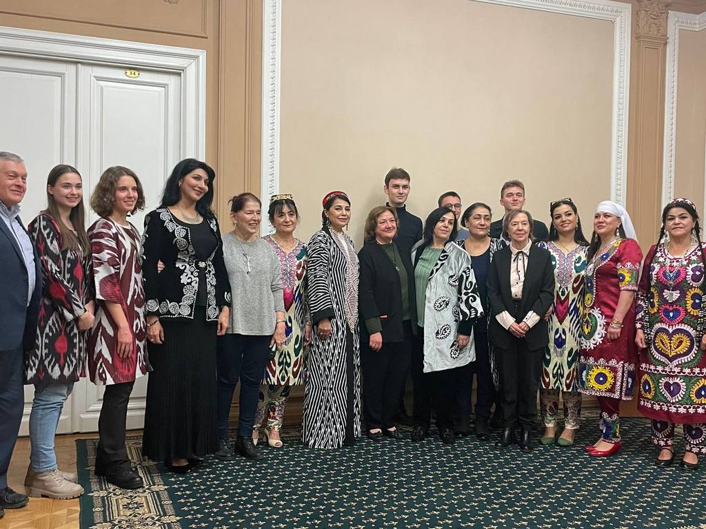 На презентации учебника таджикского языка